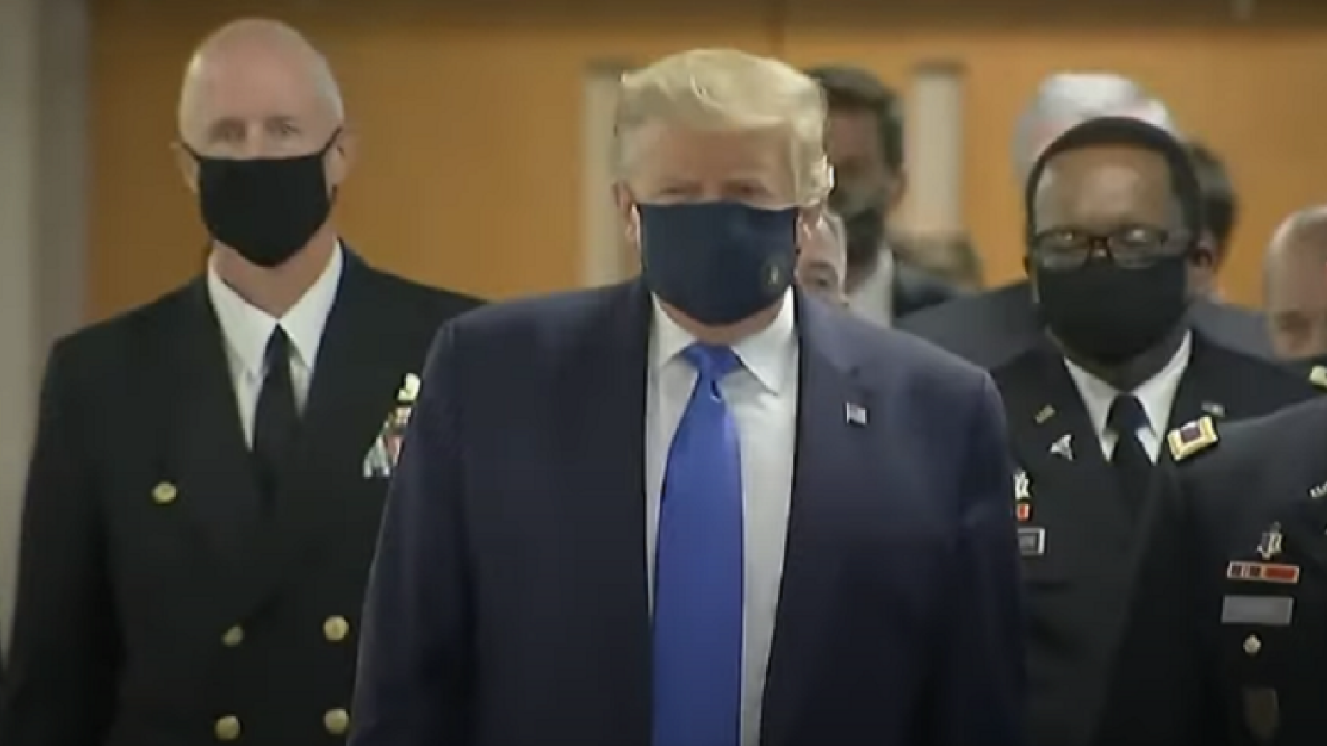 Trump cu masca