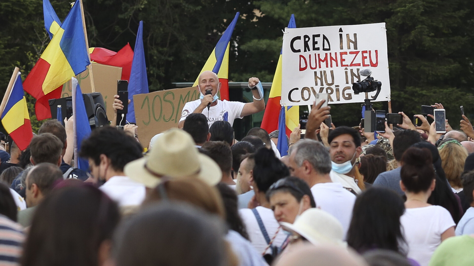 Sute de persoane au protestat în București, cerând respingerea legii izolării și carantinei