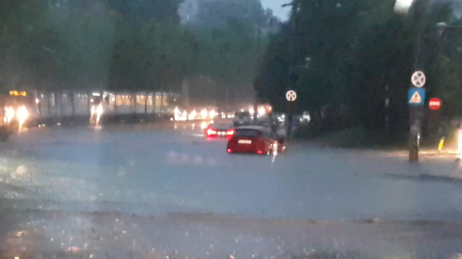 Capitala inundată. Tramvaie și mașini, blocate de apă în București