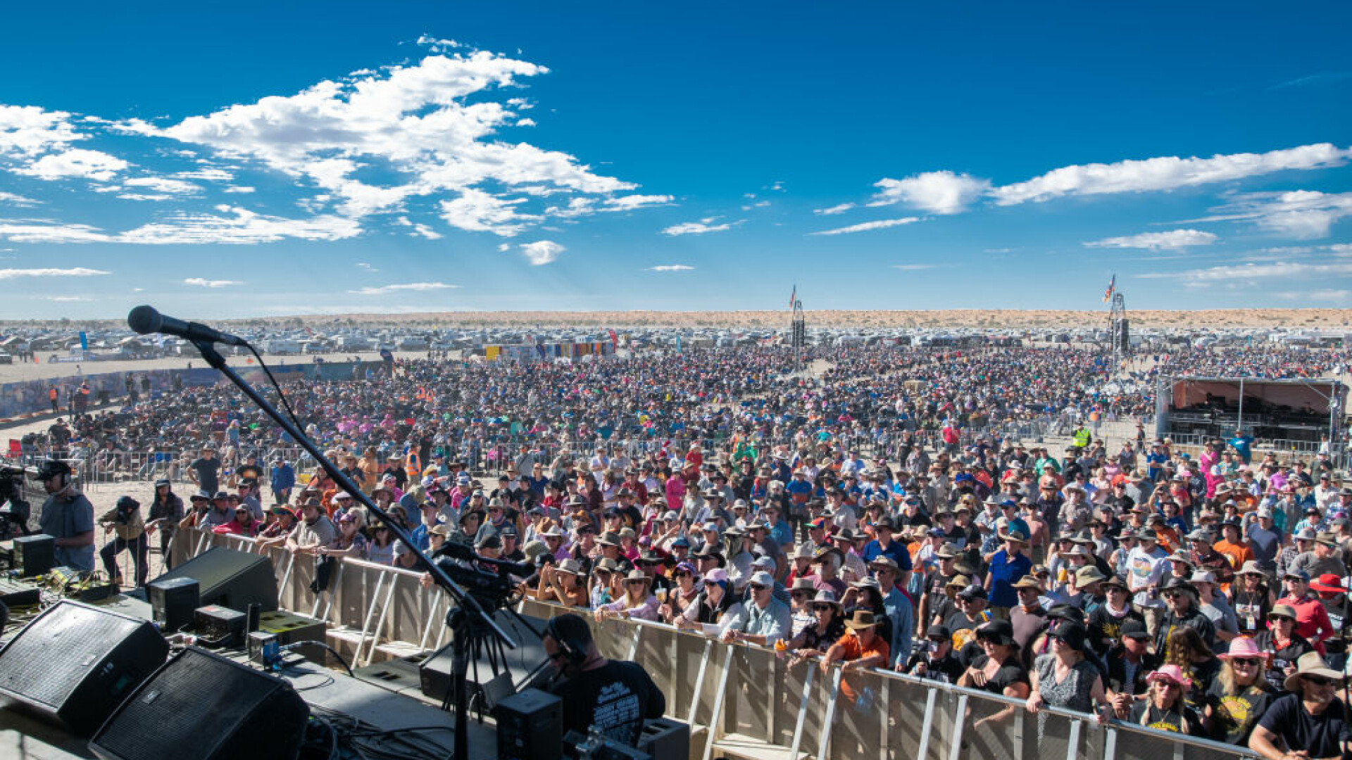 Mii de persoane participă la festivalul de muzică Big Red Bash din Australia, care se desfășoară în deșert