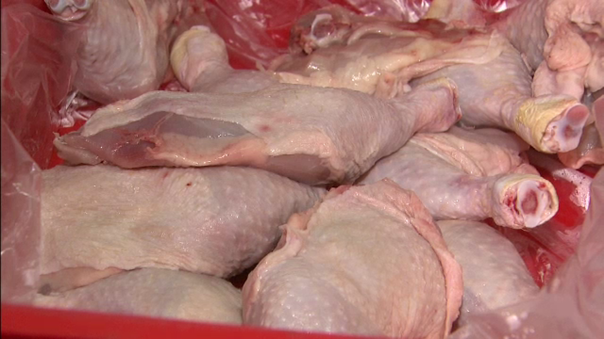 Carne de pui infestată cu Salmonella, vândută românilor. În ce orașe a fost depistată și ce măsuri trebuie luate la preparare