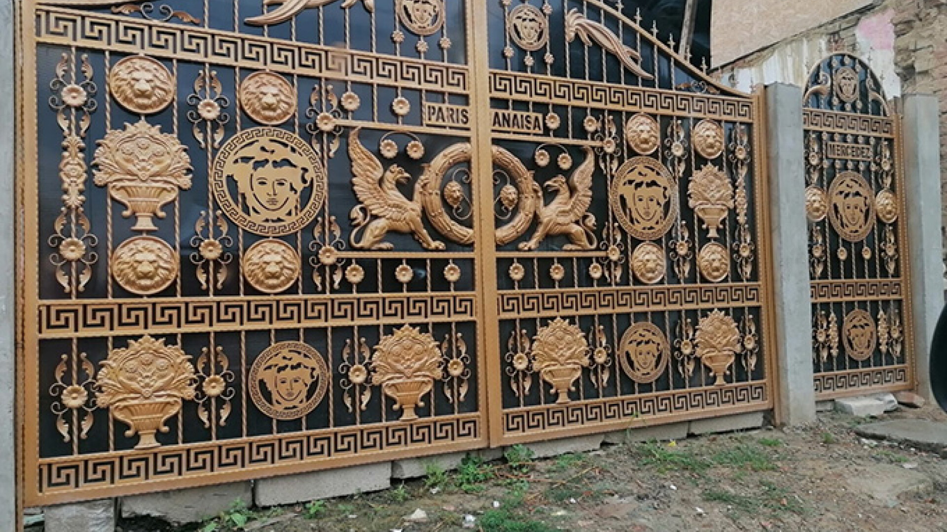 Cât a costat poarta Versace de la vila lui Mercedes din Băcești