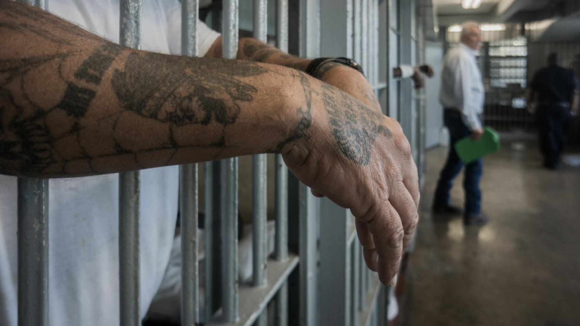 Bucureștean cu HIV eliberat din închisoare, cu grade de colonel tatuate pe umeri, a mușcat un polițist: ”Astea sunt grade?”