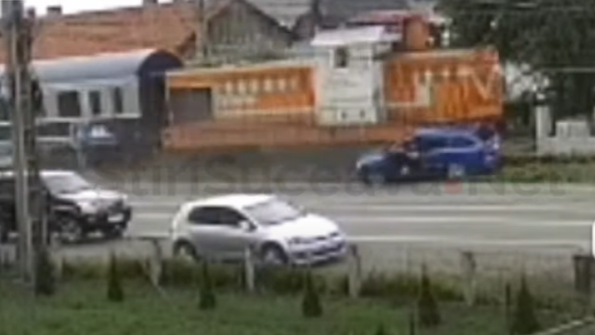 Momente dramatice cu pasagerii care sar dintr-o mașină lovită de tren în Suceava