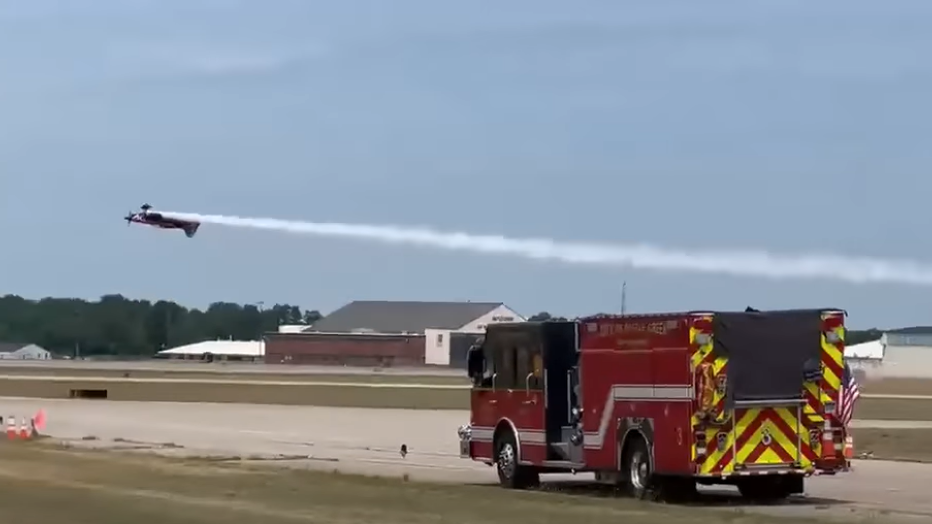 Final tragic pentru cursa incredibilă dintre un camion supercharged și două avioane - VIDEO