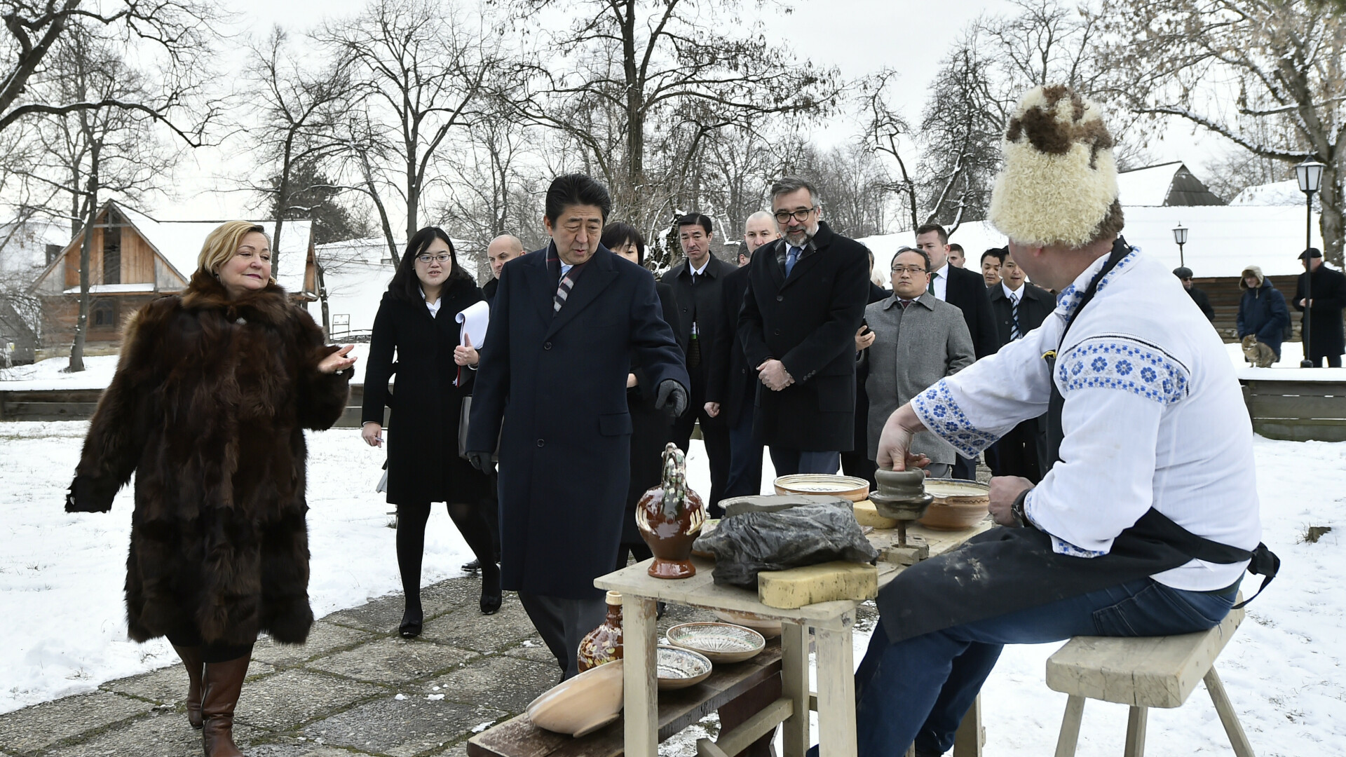 Shinzo Abe, viziteaza Muzeul National al Satului 'Dimitrie Gusti' din Bucuresti, in 2018 - 6