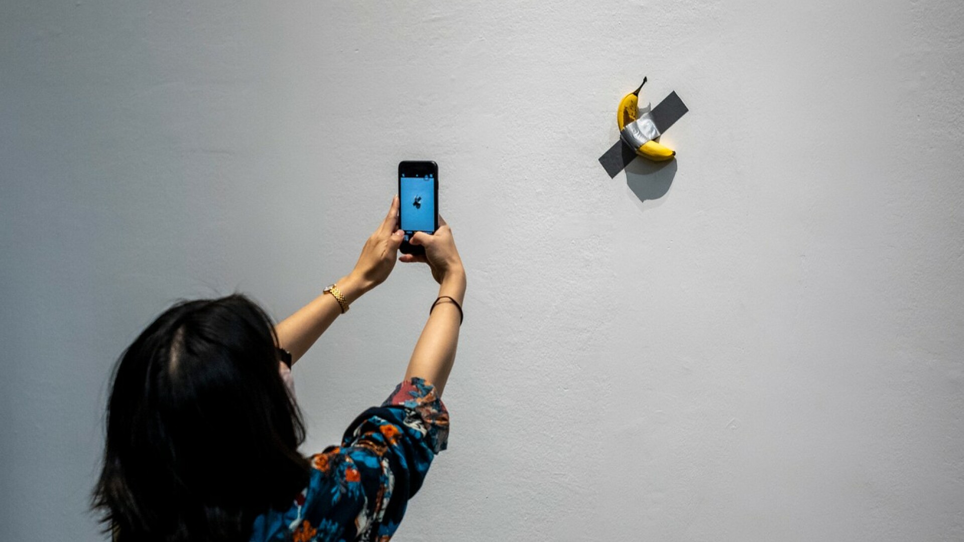 O banană lipită pe un perete, motiv de scandal între doi artiști. Disputa va fi tranșată la tribunal