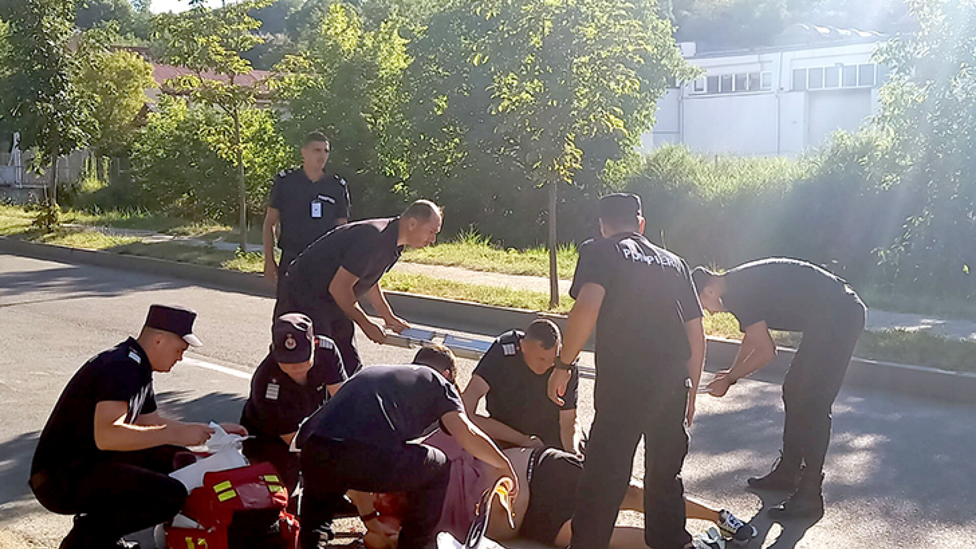 Un bărbat din Vaslui a căzut de pe trotinetă chiar în fața pompierilor. Nu părea grav rănit, dar a fost preluat de elicopter