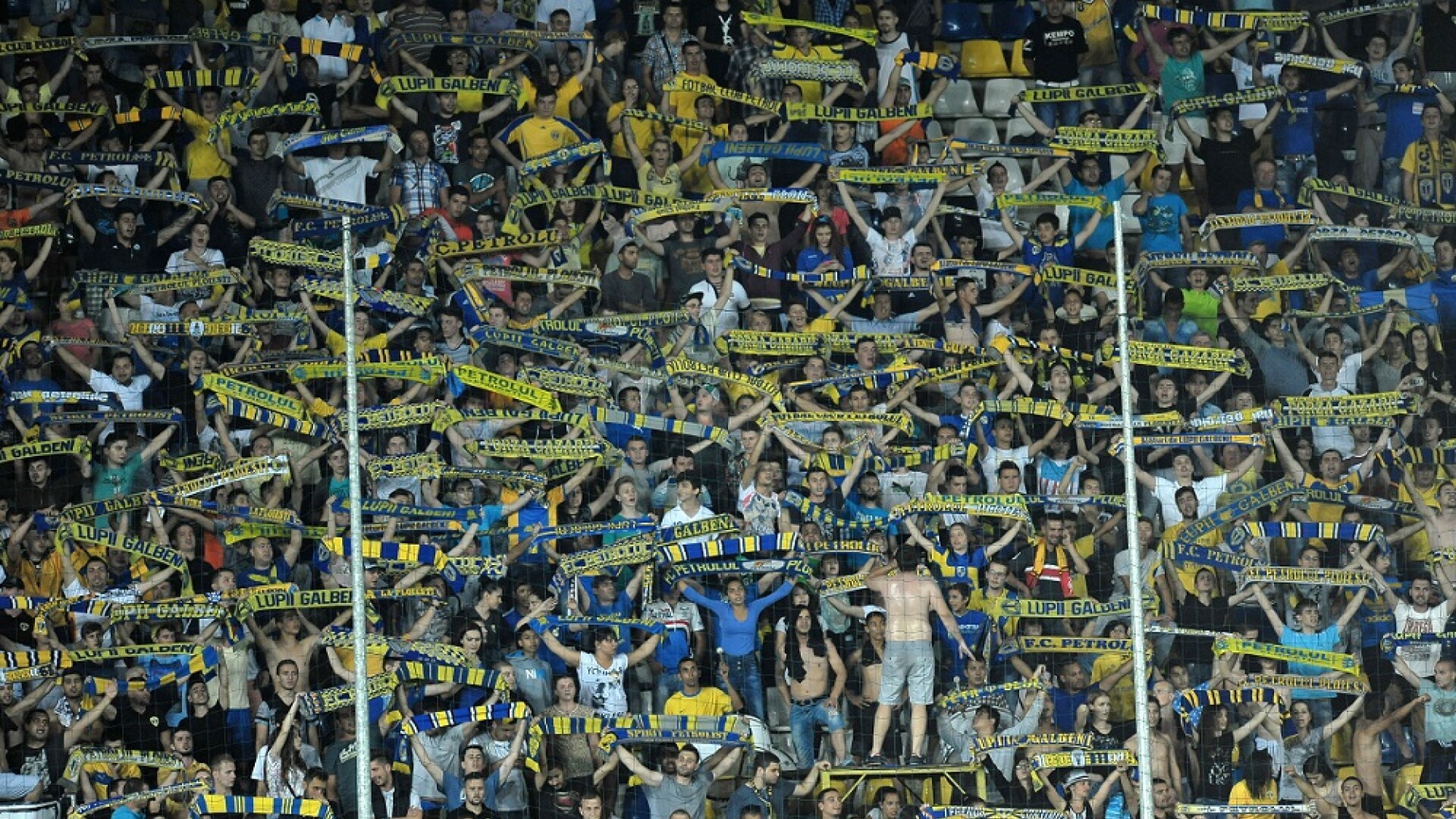 Caz fără precedent în fotbalul românesc. Fanii Petrolului au salvat 250.000 de euro cu ajutorul unei butelii | VIDEO