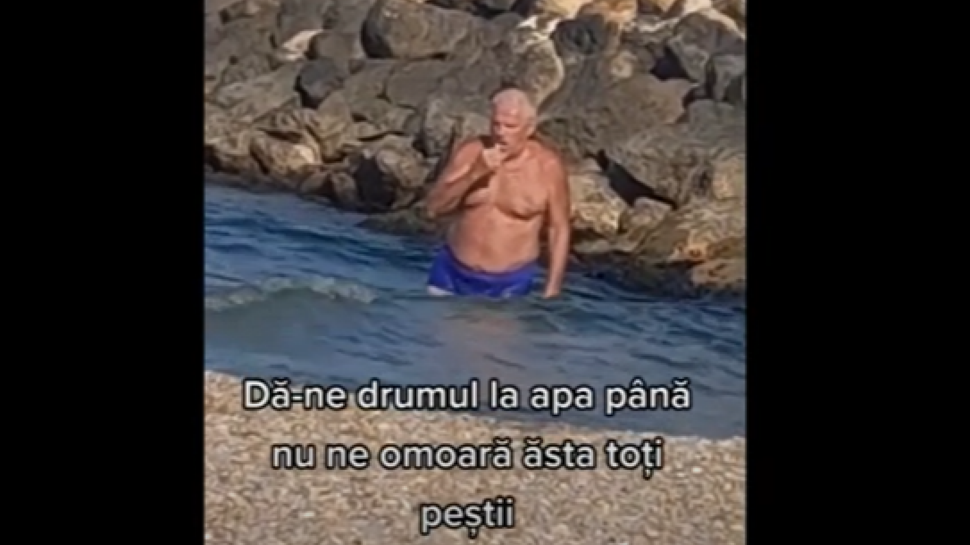 Bărbat filmat la Constanța în timp ce se spăla pe dinți în mare. După periaj, s-a și clătit VIDEO