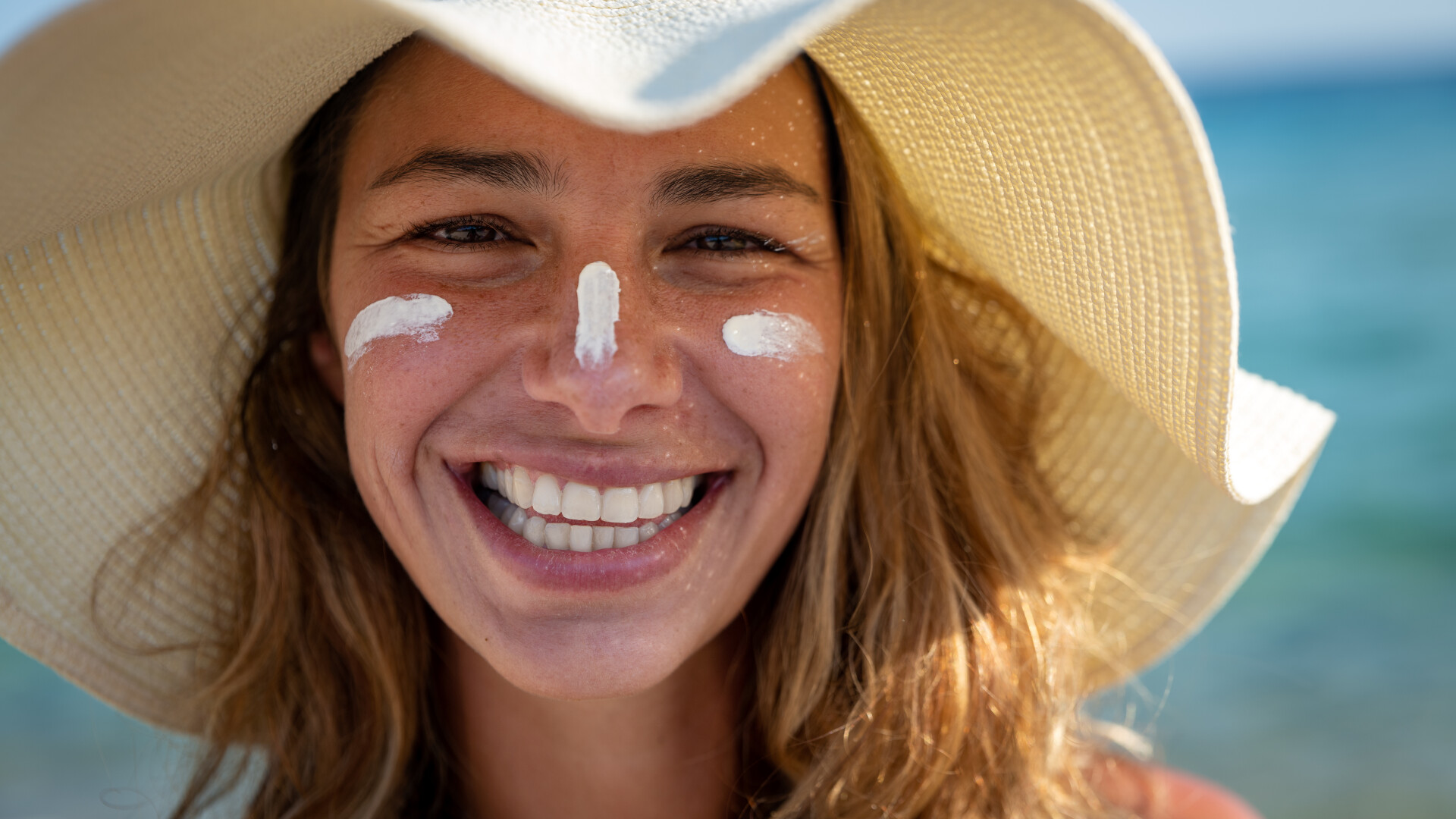 SPF 30 vs SPF 50 – care este diferența. Cât durează protecția solară și ce să alegi