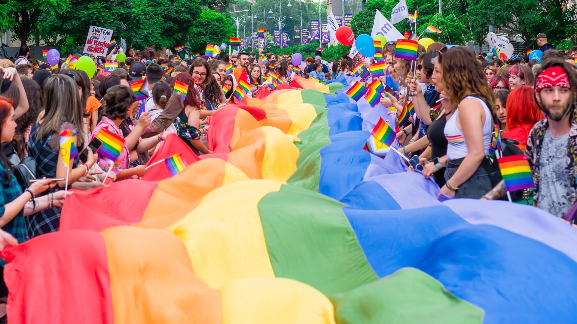 Patriarhia Română cere credincioșilor să nu răspundă cu violență la marșul Bucharest Pride