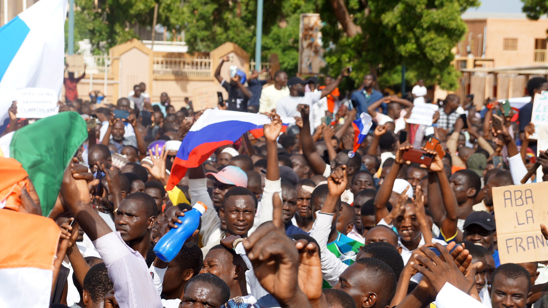 Steaguri rusești, arborate la Ambasada Franței în Niger. Militarii au dispersat mii de manifestanți cu gaze lacrimogene