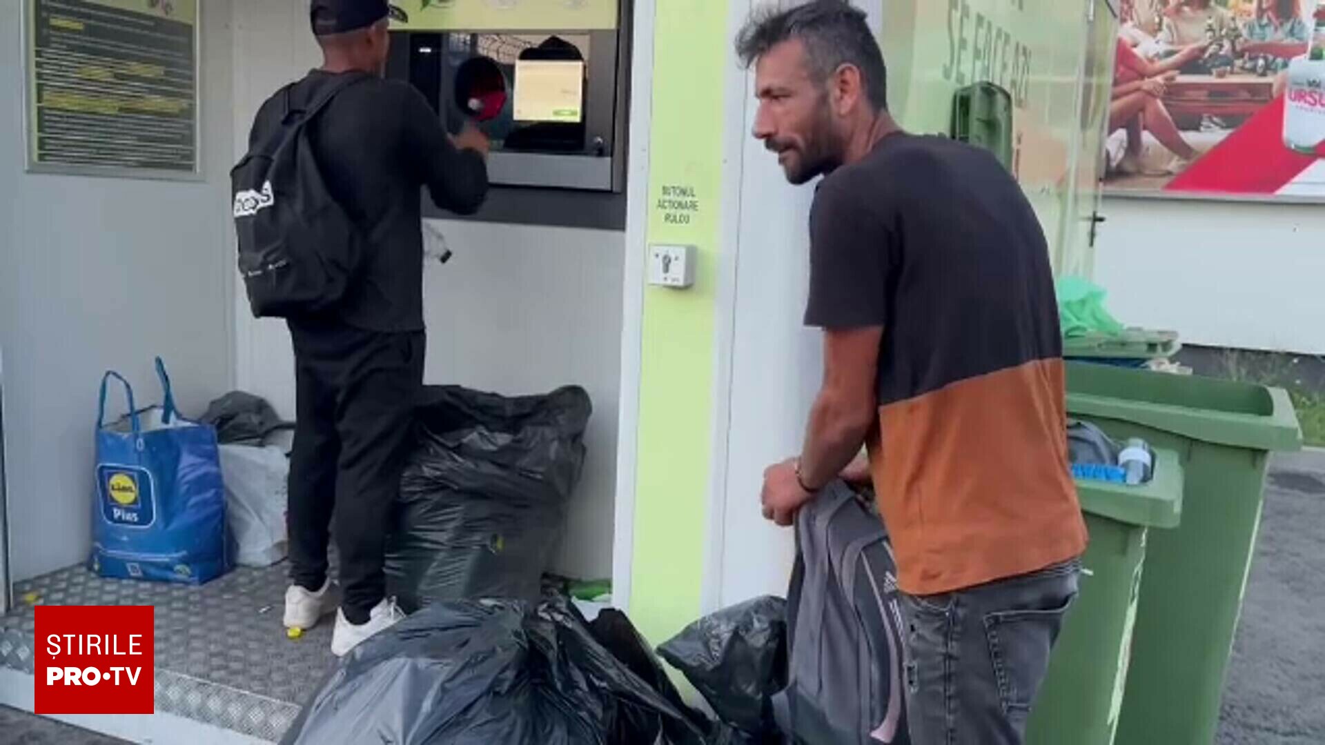 Românii care și au făcut din reciclarea PET urilor un job Câți bani