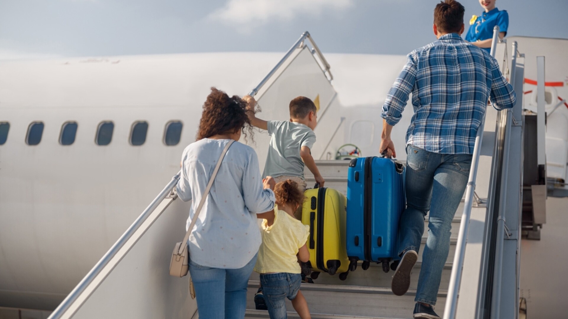 Oameni care urcă în avion