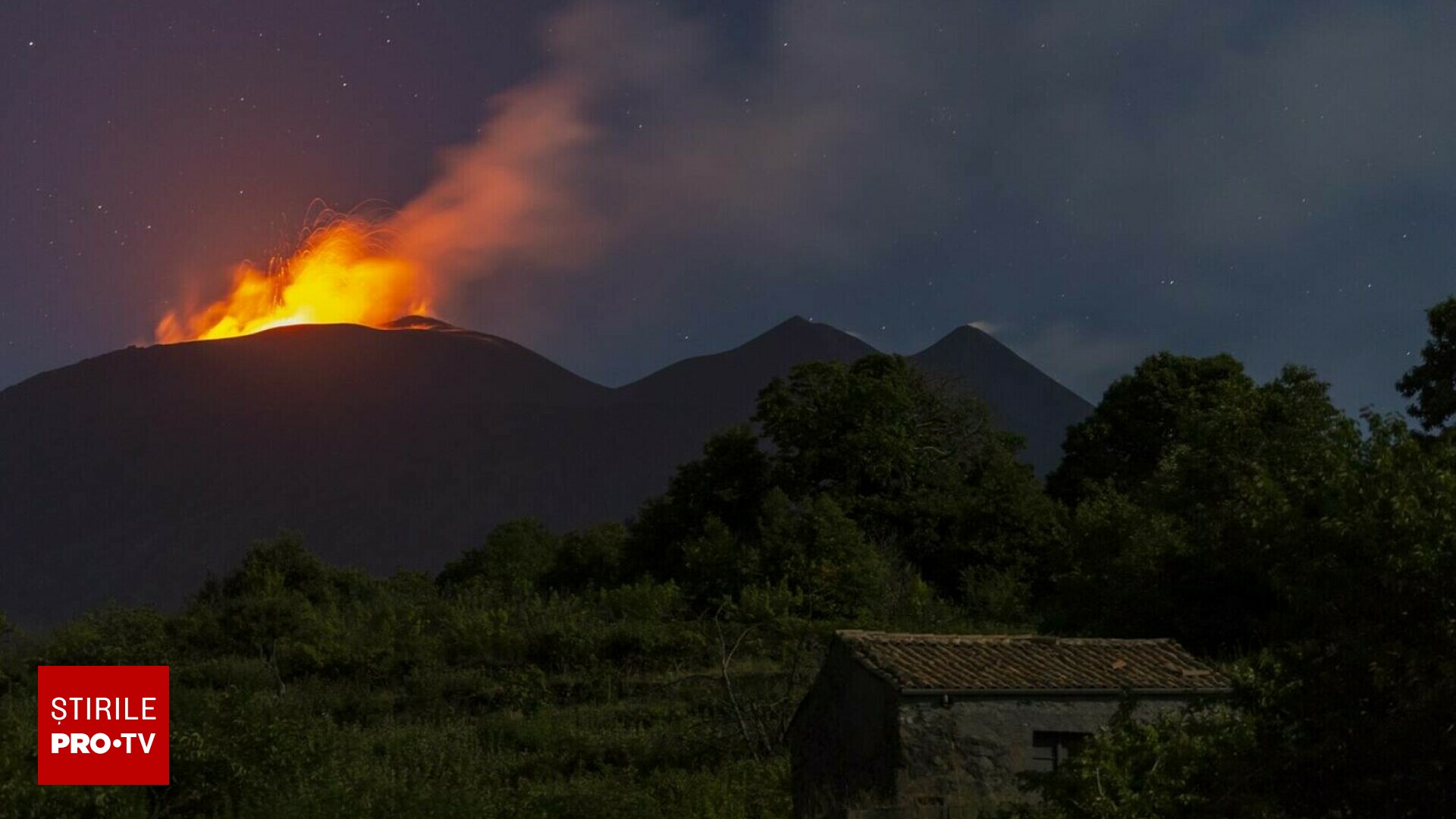 Il vulcano Etna sta causando grossi problemi in Italia. Le autorità hanno chiuso uno degli aeroporti più importanti