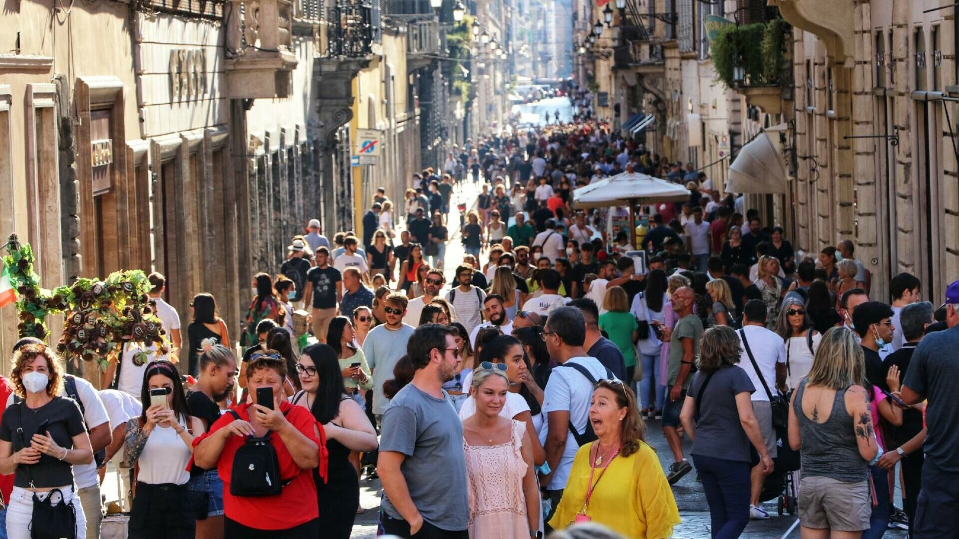 oameni pe strada in italia