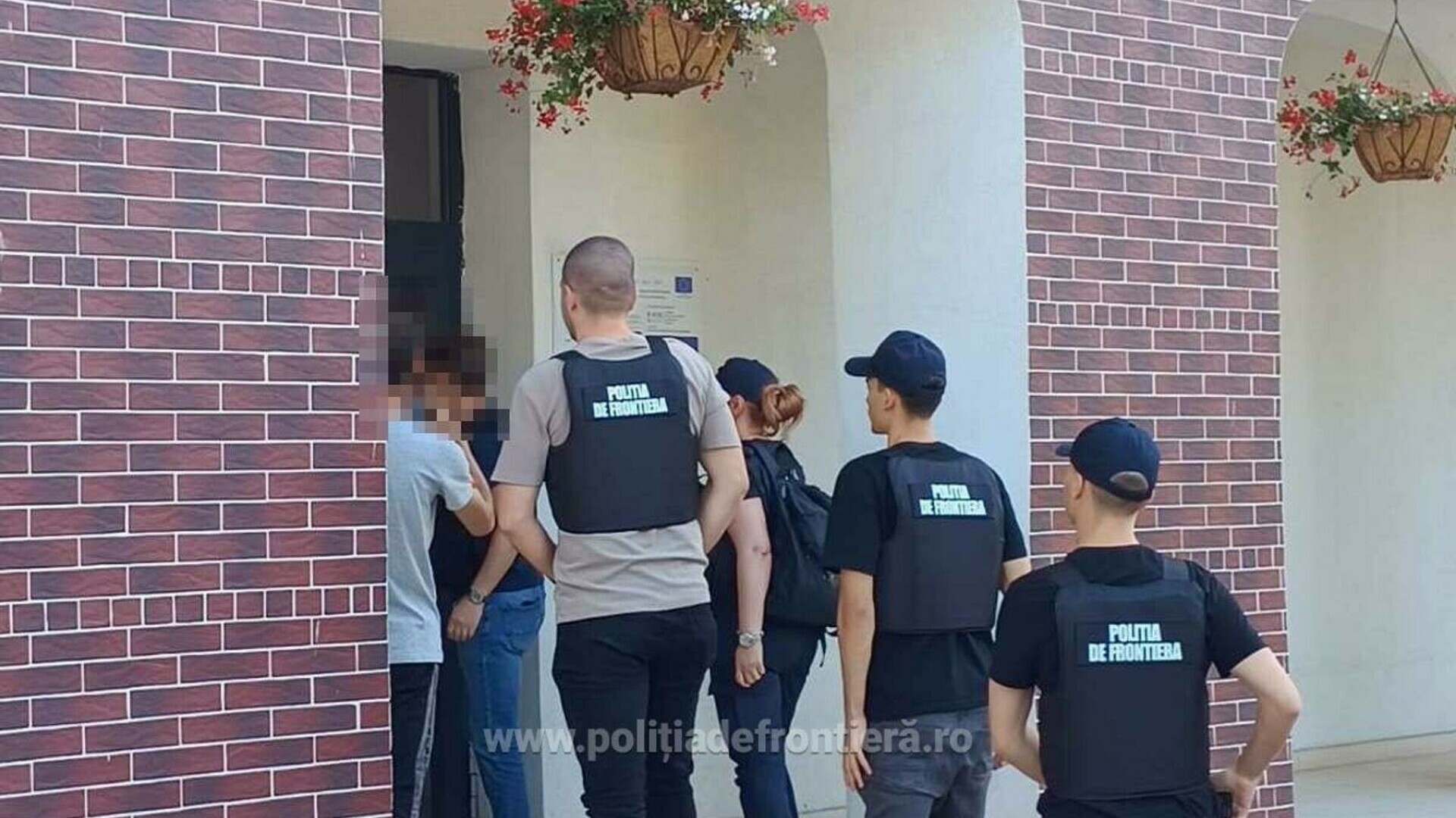 Percheziții la mafia buletinelor. 200 de descinderi la o rețea care vindea acte false către ruși, ucraineni și moldoveni