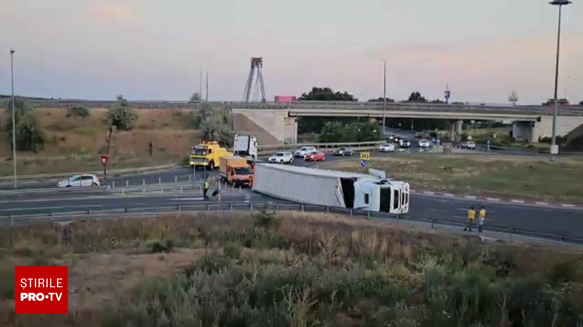 TIR cu 15 tone de fier beton, r&#259;sturnat la intrarea &icirc;n podul Constan&#539;a Sud-Agigea. Cum s-a produs accidentul