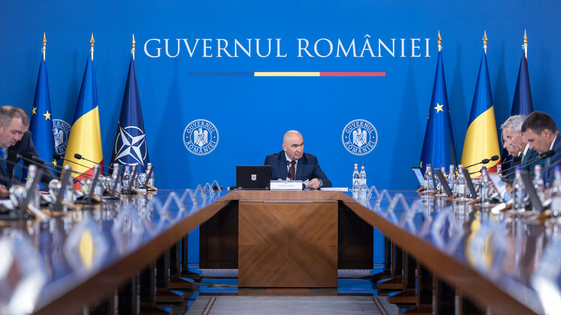 Guvernul se întrunește astăzi să discute măsurile fiscal-bugetare. Anterior, are loc ședința Consiliului Tripartit
