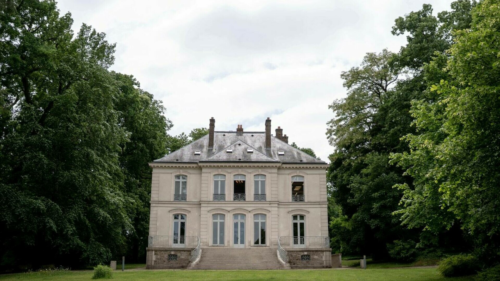 Vila lui Karl Lagerfeld din apropierea Parisului a fost vândută pentru aproape 4,7 milioane de euro. FOTO