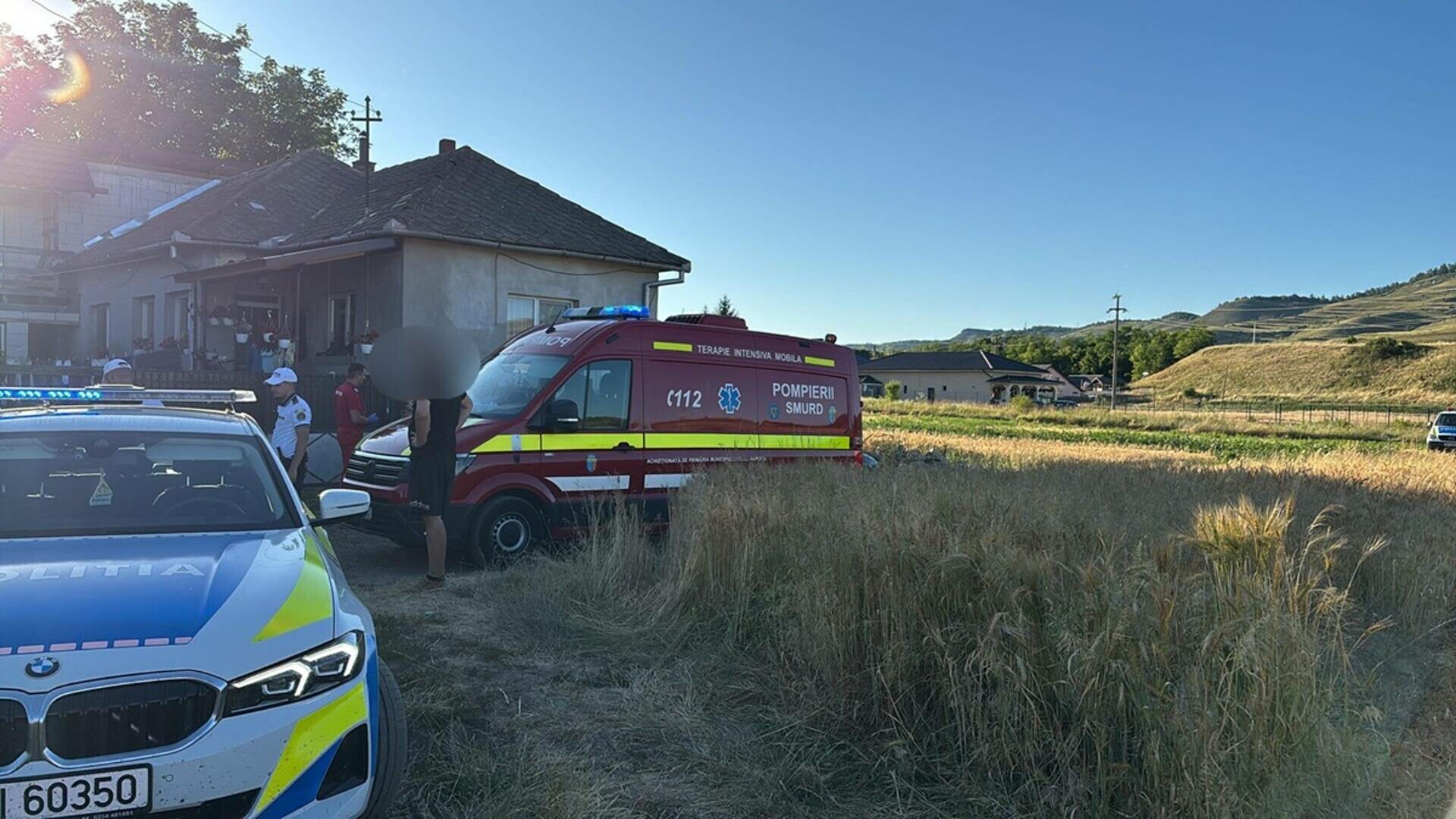 Un copil de nici trei ani aflat pe marginea unei șosele a fost spulberat de o mașină, în Cluj. Nu a putut fi salvat