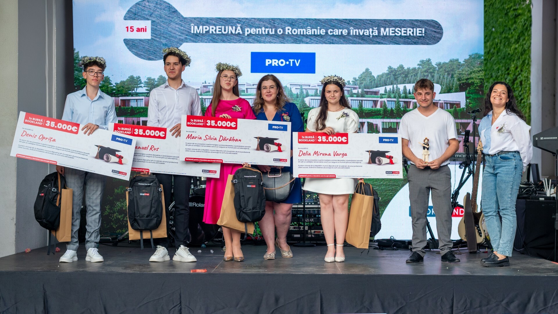 Bursele BookLand, cele mai mari burse educaționale din România, decernate la Gala BookLand
