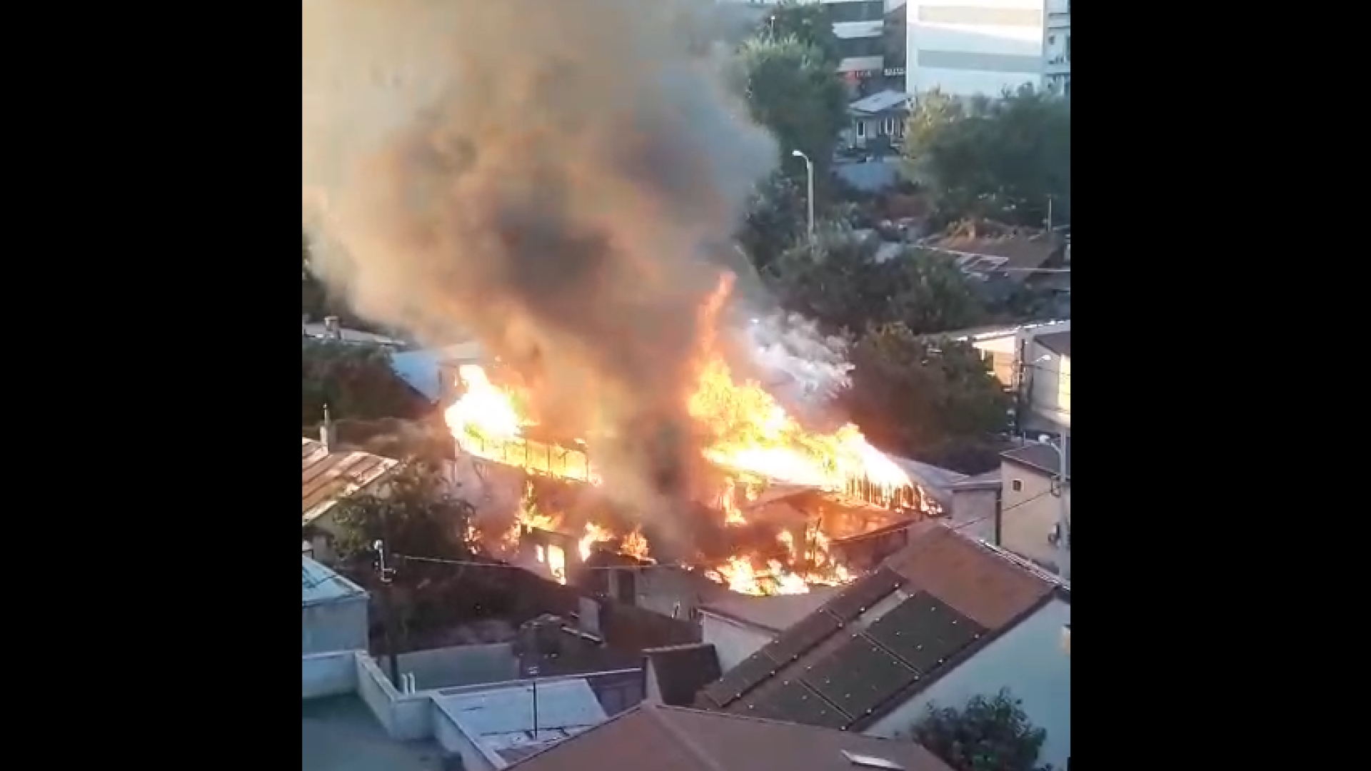 Incendiu la patru imobile din București. Se intervine cu mai multe autospeciale