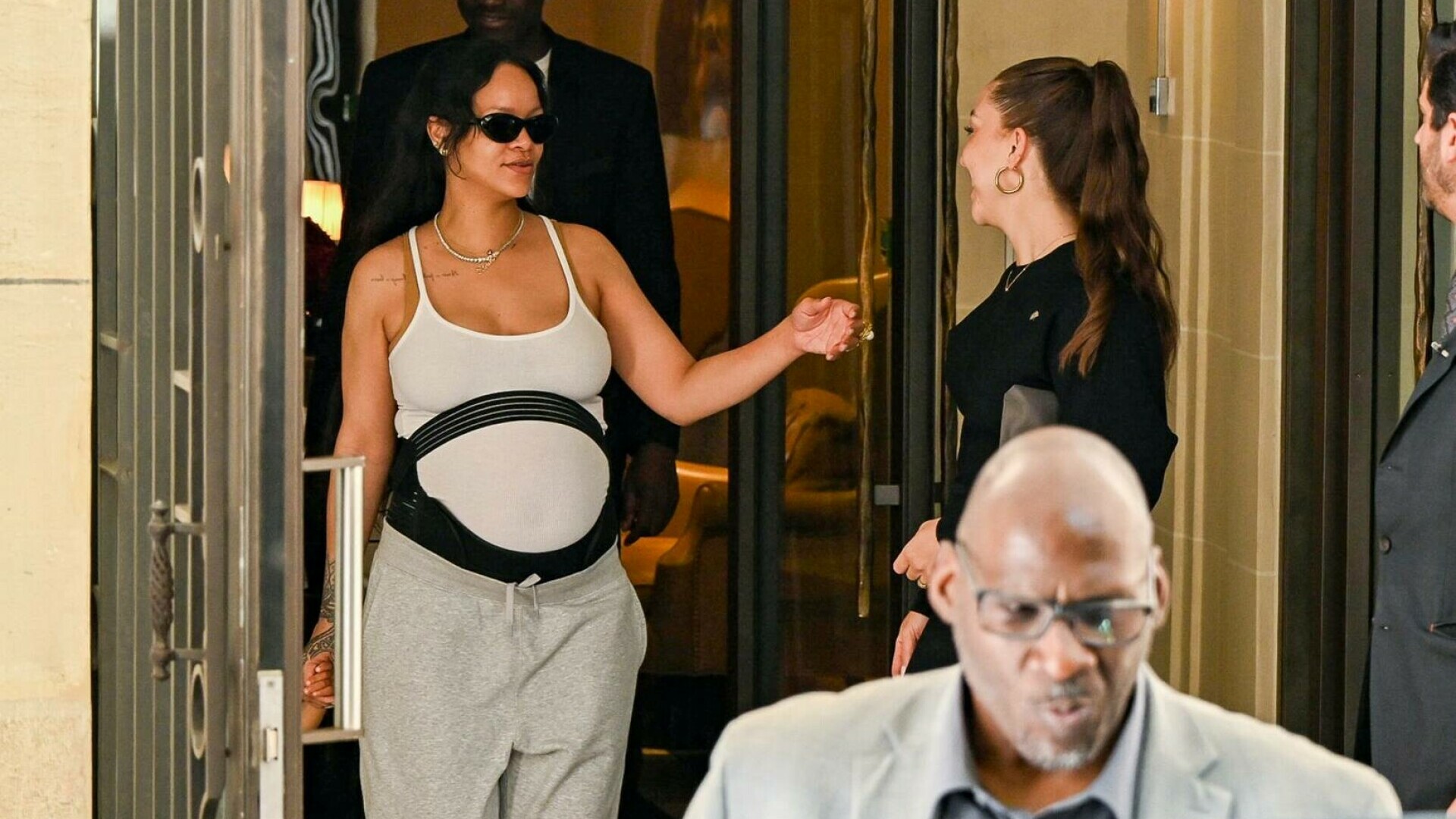 Cum a fost surprinsă Rihanna alături de A$AP Rocky și cei doi copii, la Paris. Ținuta a atras toate privirile. GALERIE FOTO