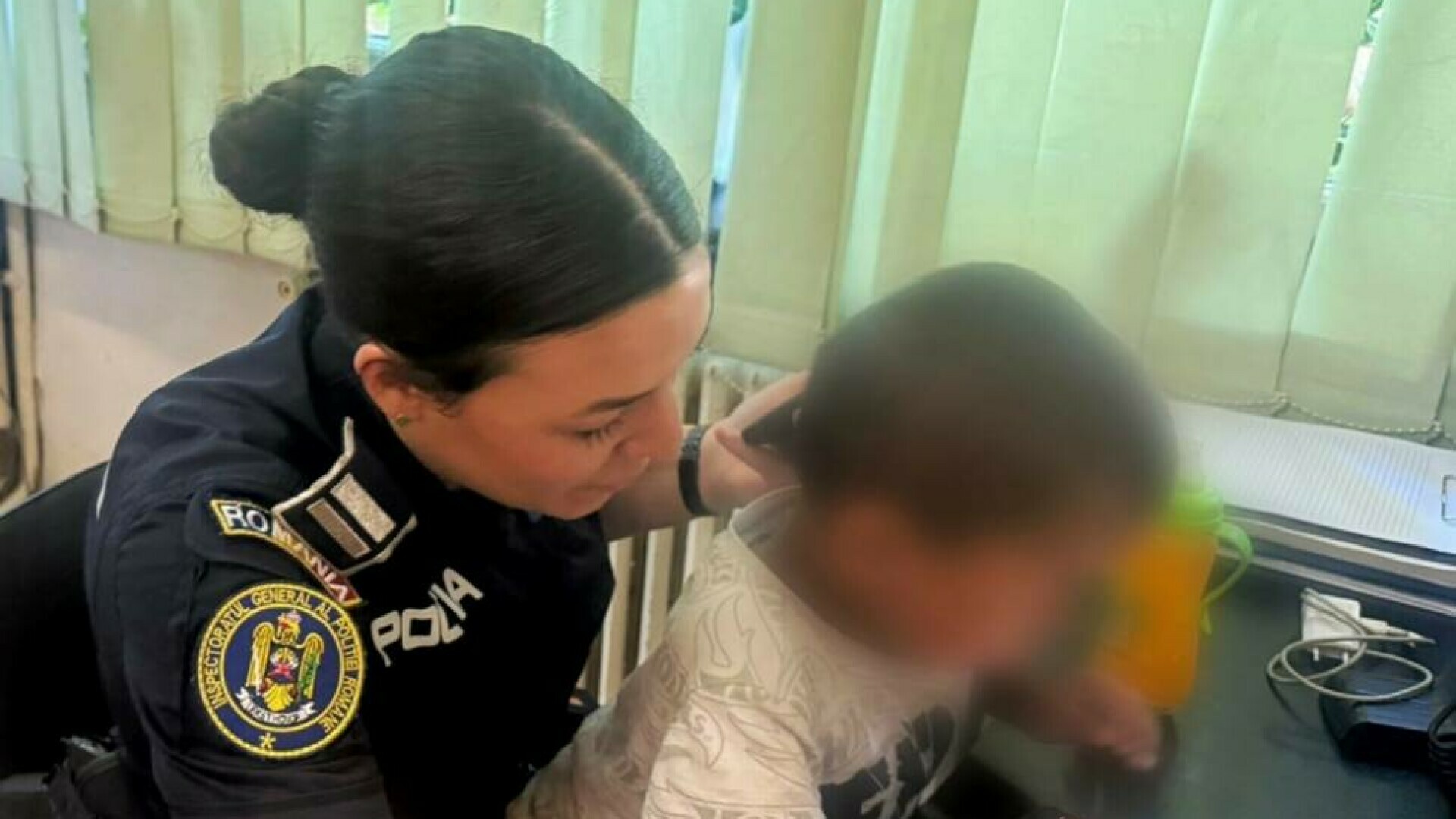 Un copil de 3 ani a fost găsit singur într-un autobuz din Brașov. Și-a întâlnit mama la secția de poliție