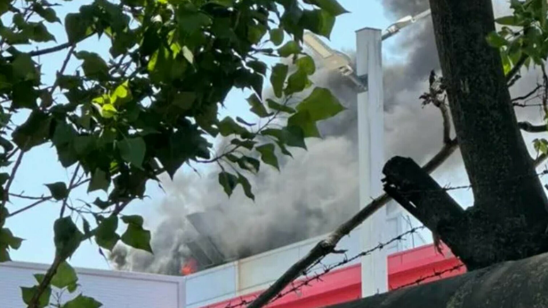 Incendiu la terasa unui mall din București. „Au fost alertate 10 autospeciale de stingere și cinci echipaje SMURD”