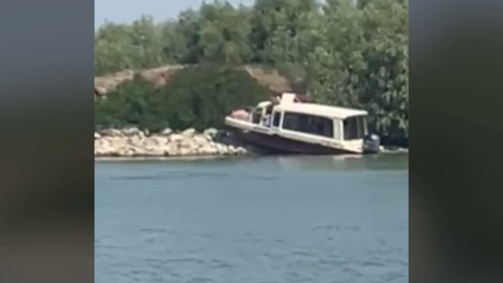 Un tânăr ar fi condus beat o ambarcațiune care s-a izbit de un mal în Delta Dunării. Cinci pasageri au fost răniți