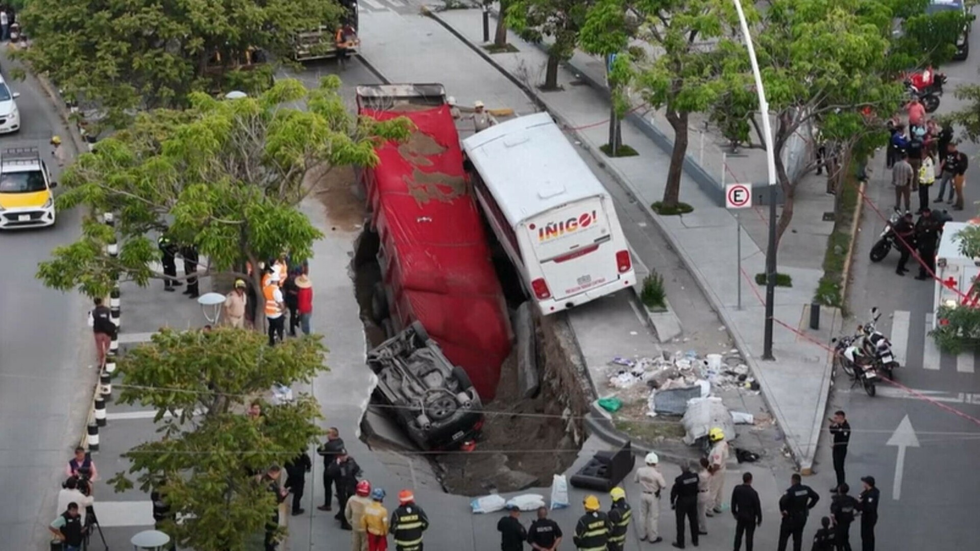 Un camion și un autobuz au fost înghițiți de o groapă uriașă apărută în asfalt, în Mexic
