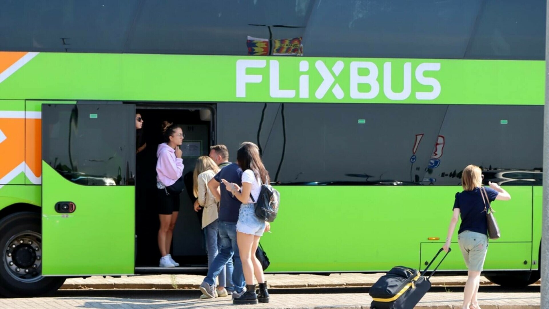 FlixBus lansează primele rute interurbane cu autocarul în România. Orașele în care poți călătorii și prețul biletelor