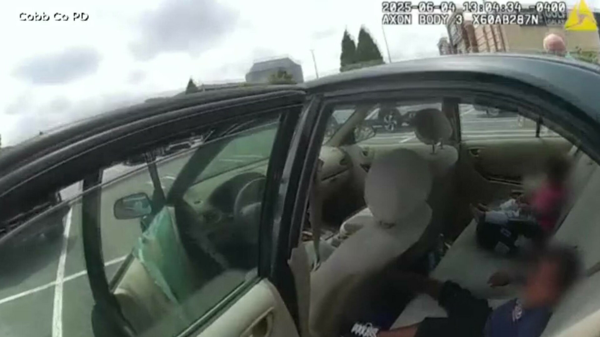 Imagini revoltătoare în SUA. Poliția a intervenit pentru a salva 2 copii, închiși de tatăl lor în mașină la 40 de grade