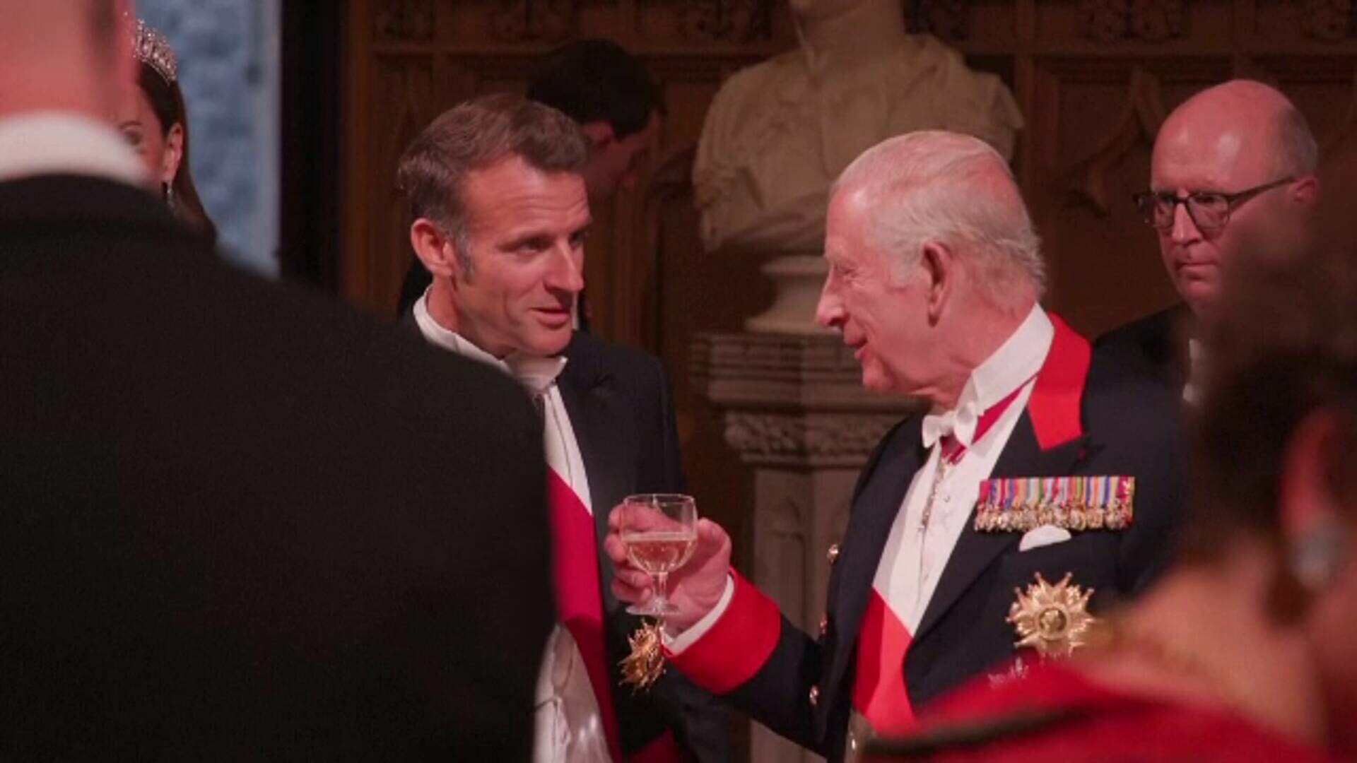 Ce și-au transmis Macron și Regele Charles, față în față, la banchetul de la Palatul Windsor: „Suntem de neoprit”