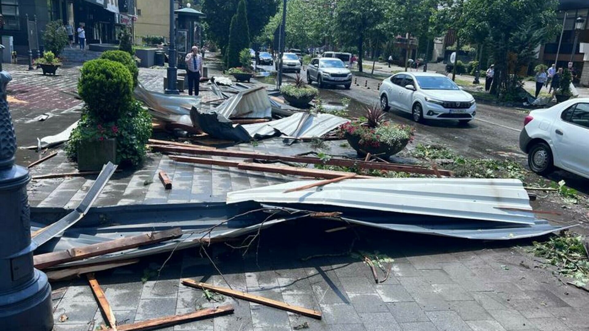 Distrugeri masive în Sinaia. O furtună extrem de puternică a smuls acoperișul clădirii istorice a gării | VIDEO