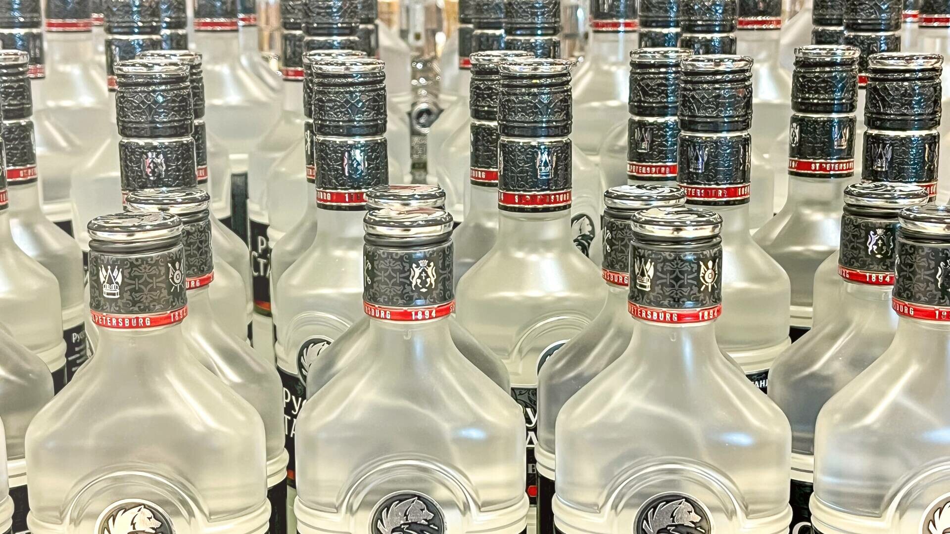 Rusia pierde teren în producția de vodcă. Ce afecteaza, de fapt, industria băuturilor alcoolice rusești