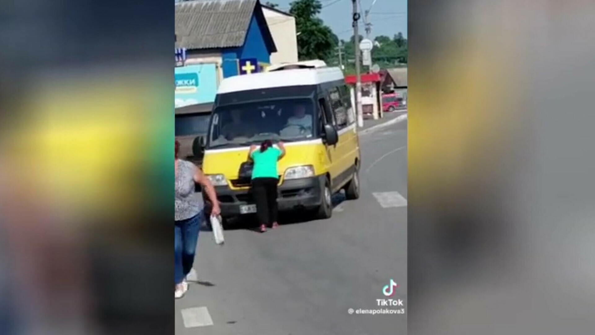 Mama unui recrut a leșinat, trasă de duba care îi lua fiul la război. Imagini tulburătoare din Ucraina