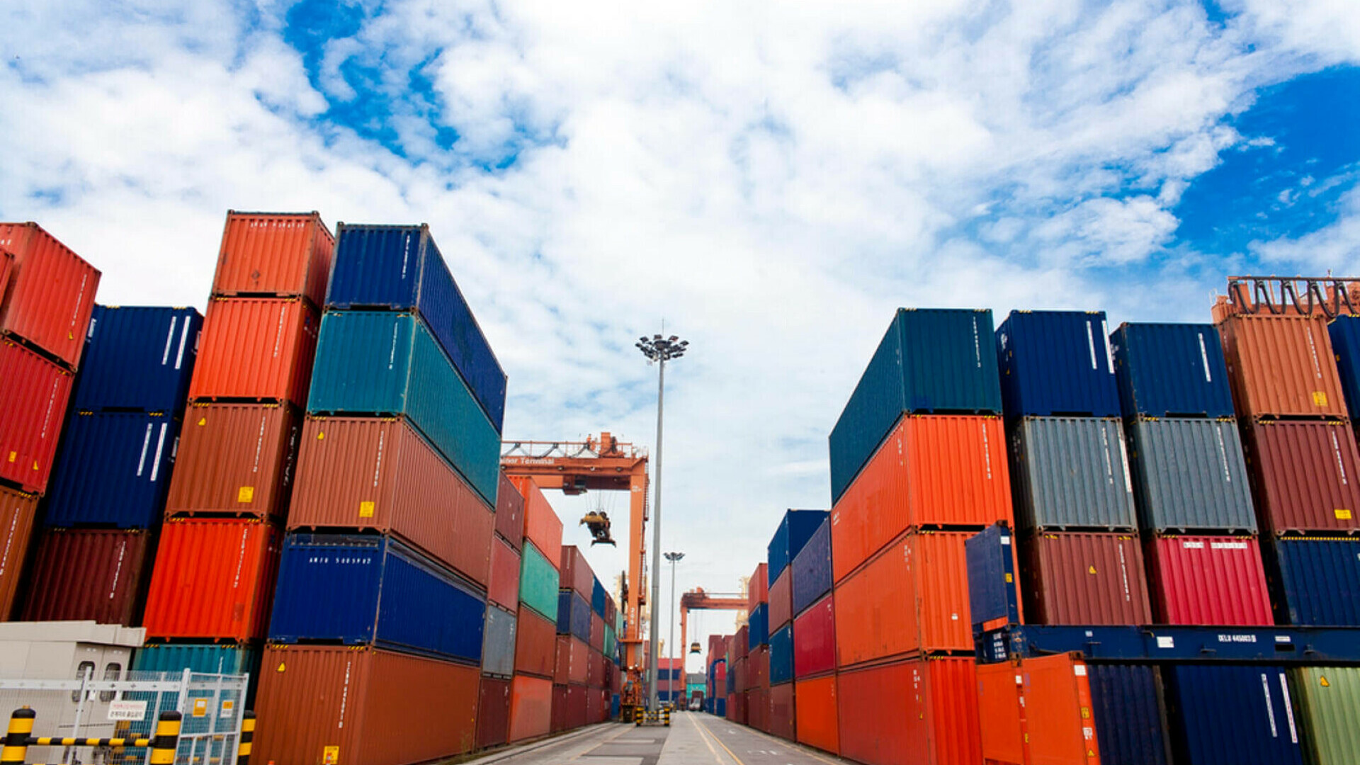 Blocaj în aprobarea exporturilor americane: mii de cereri rămân în aer din cauza haosului birocratic