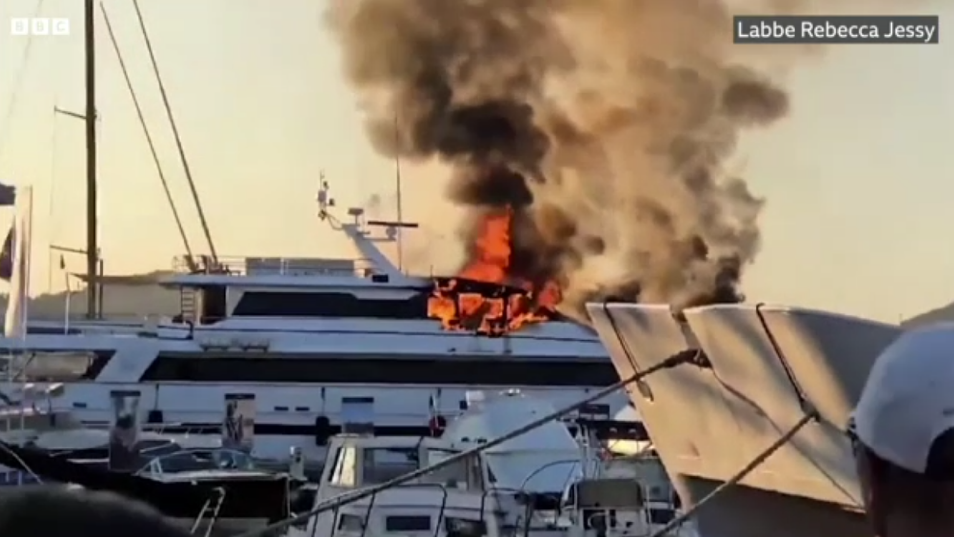 yacht incendiu