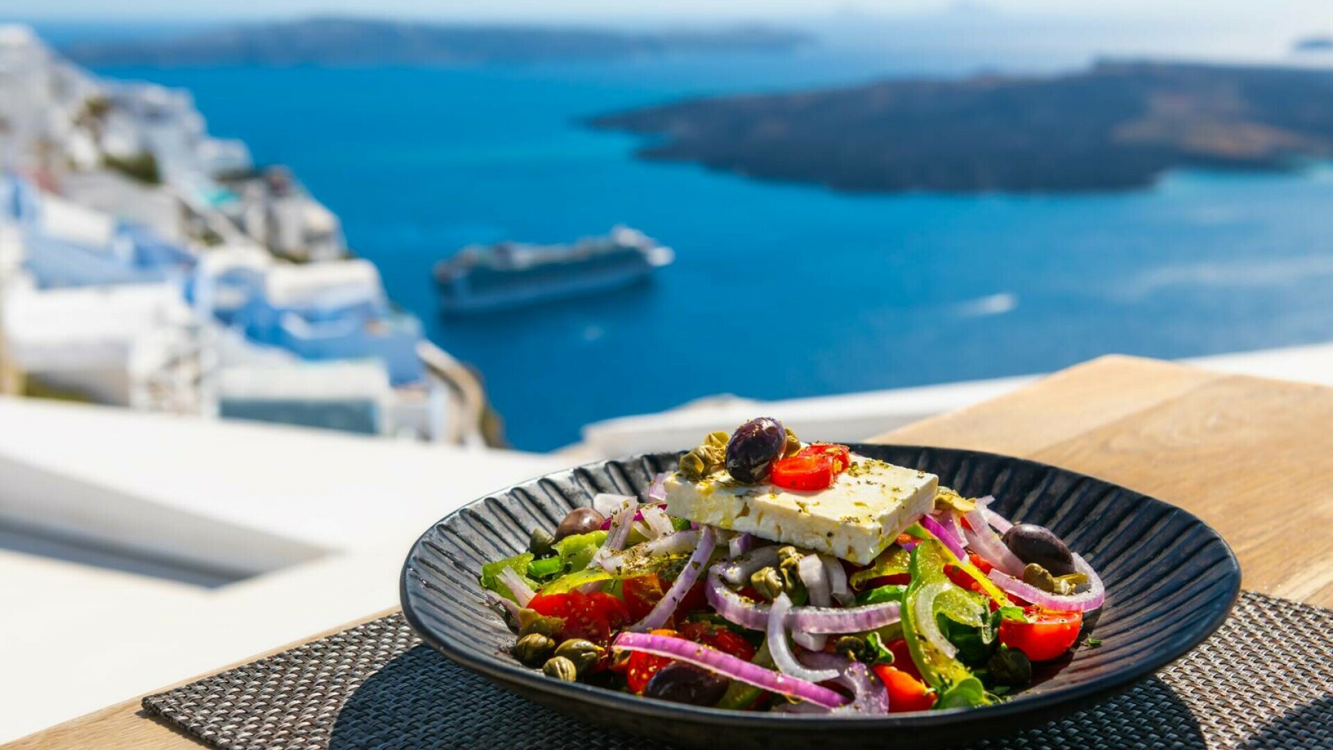 Salată grecească autentică – rețeta tradițională pas cu pas. Ingrediente și trucuri