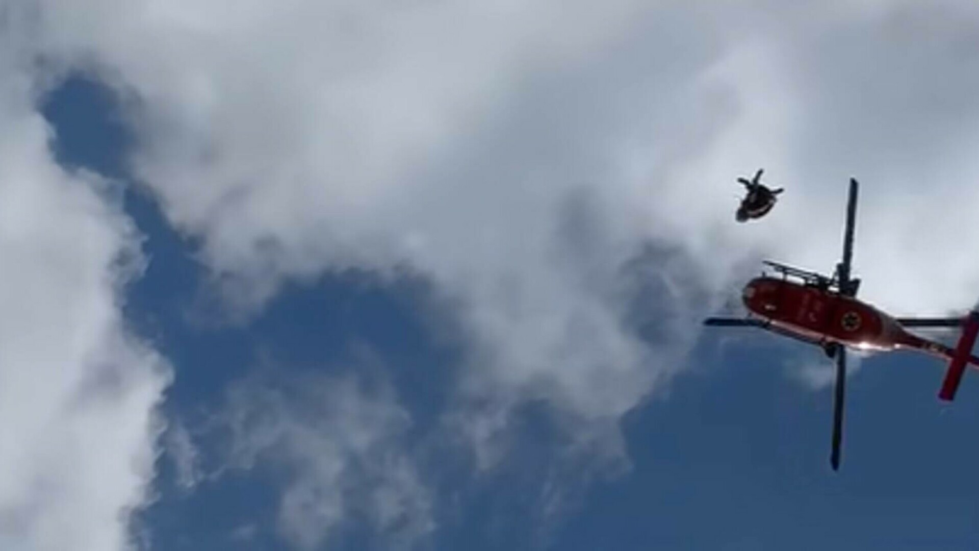 O femeie a căzut într-o râpă de 15 metri în Retezat. Elicopterul a intervenit în ultimul moment să o salveze