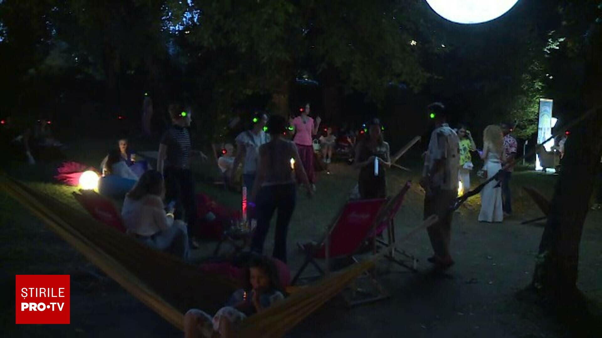 Silent party sub clar de lună, în inima Bucureștiului. Tinerii au dansat în liniște, cu muzica în căști