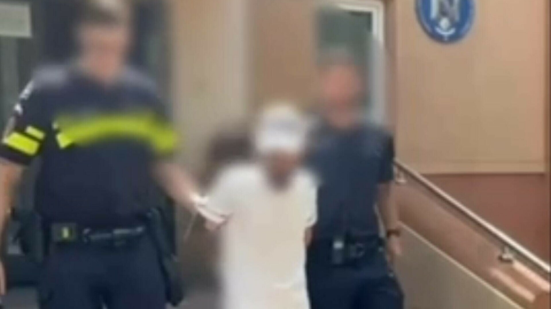 Un angajat al unei instituții publice, acuzat de lipsire de libertate și șantaj. Doi complici, sub control judiciar