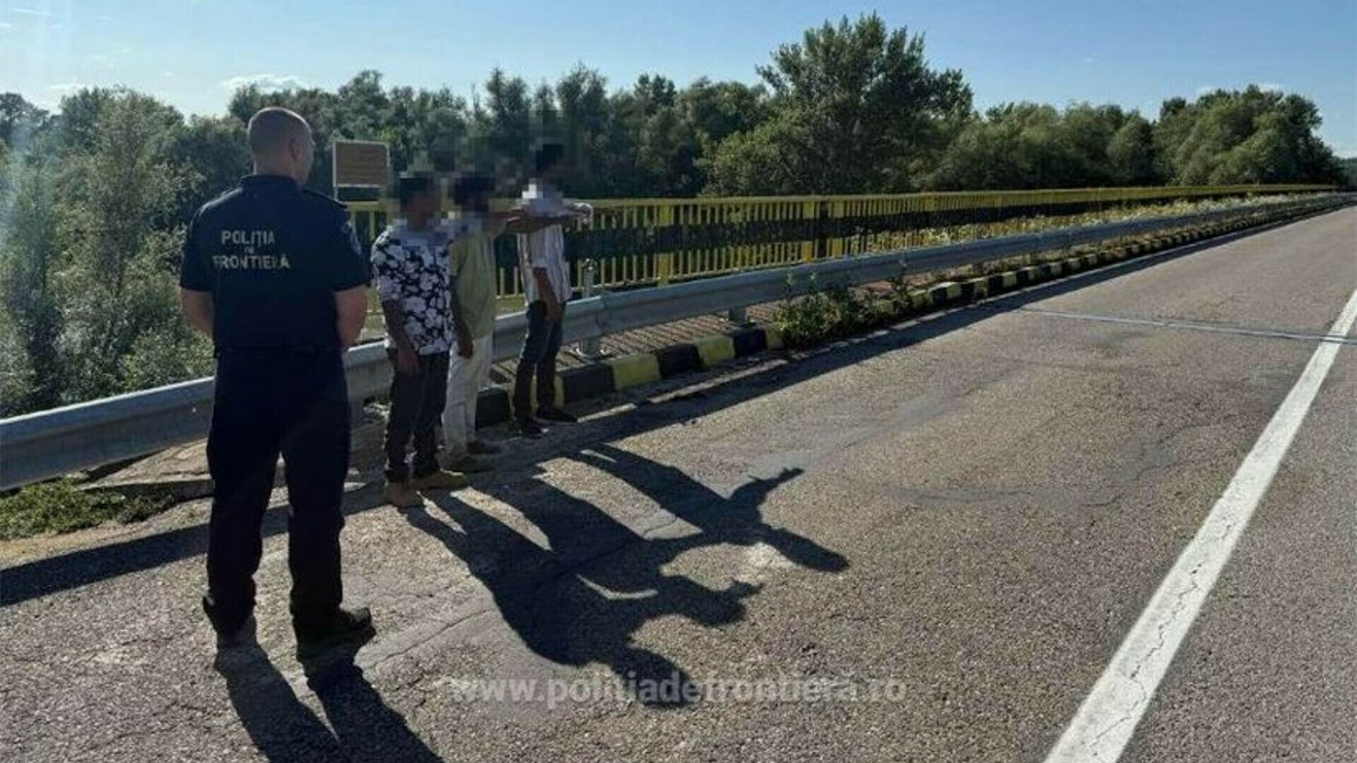 Migranți din Sri Lanka şi Irak, prinși de poliție când încercau să intre ilegal în România. Doi români urmau să îi preia