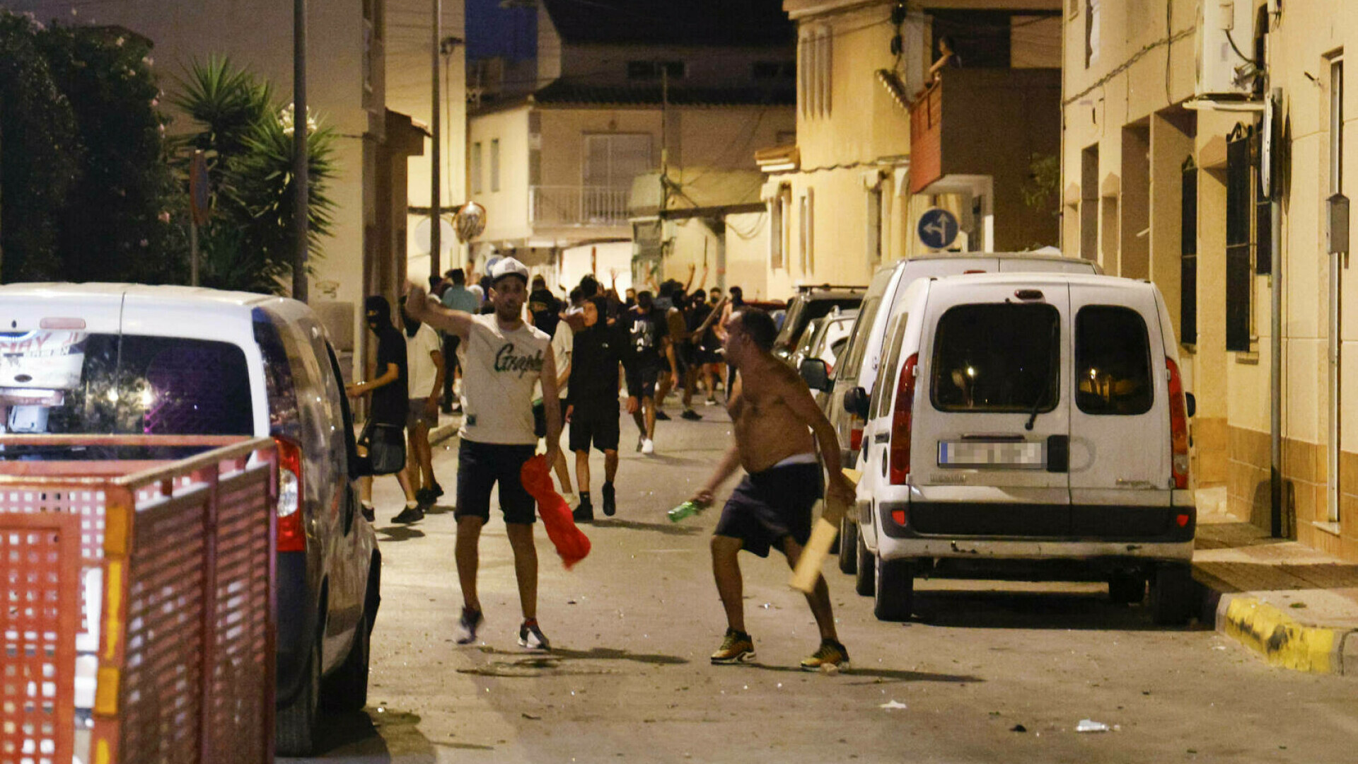 Revolte violente anti-imigranți pe străzile din Spania. Grupări de extremă dreapta îndeamnă spaniolii să iasă la ”vânătoare”