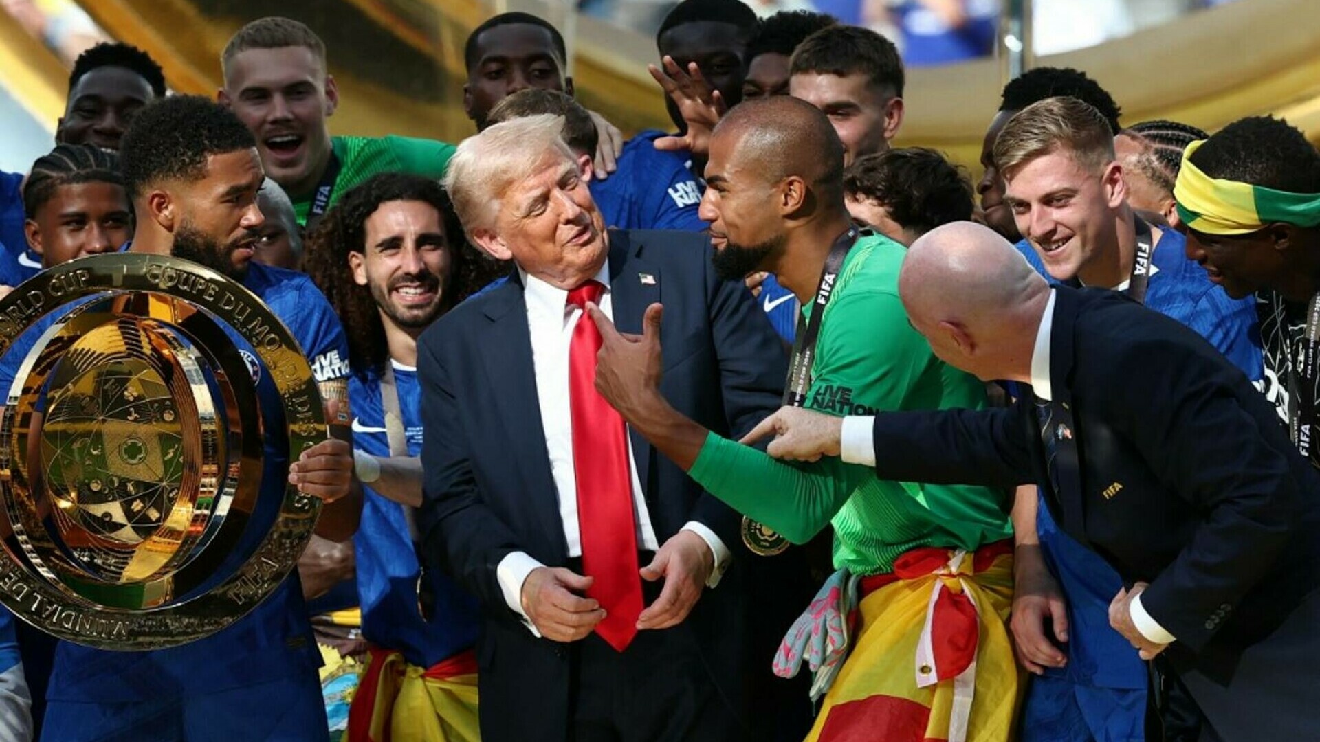 Donald Trump, huiduit la finala dintre PSG şi Chelsea. Liderul SUA a avut parte de o primire ostilă pe stadion | VIDEO