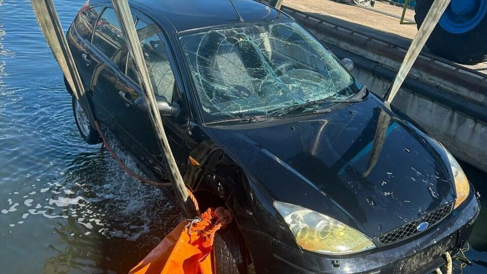 Un român din Italia a scăpat miraculos cu viață după ce a plonjat cu mașina în mare. Cum s-a salvat în ultima secundă