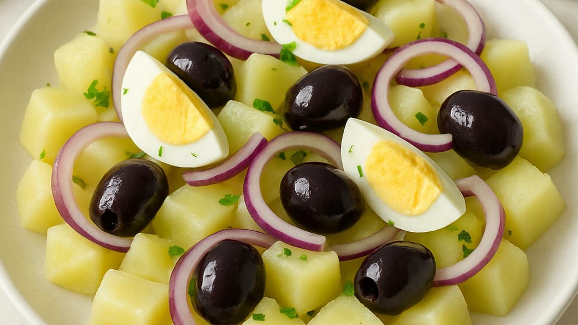 Salată orientală – rețeta originală. Ce conține, de fapt, acest preparat simplu de făcut